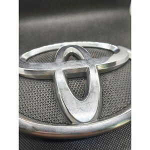 Toyota Grille Emblem T5311-06060 OEM Front Badge Chrome Black – Used